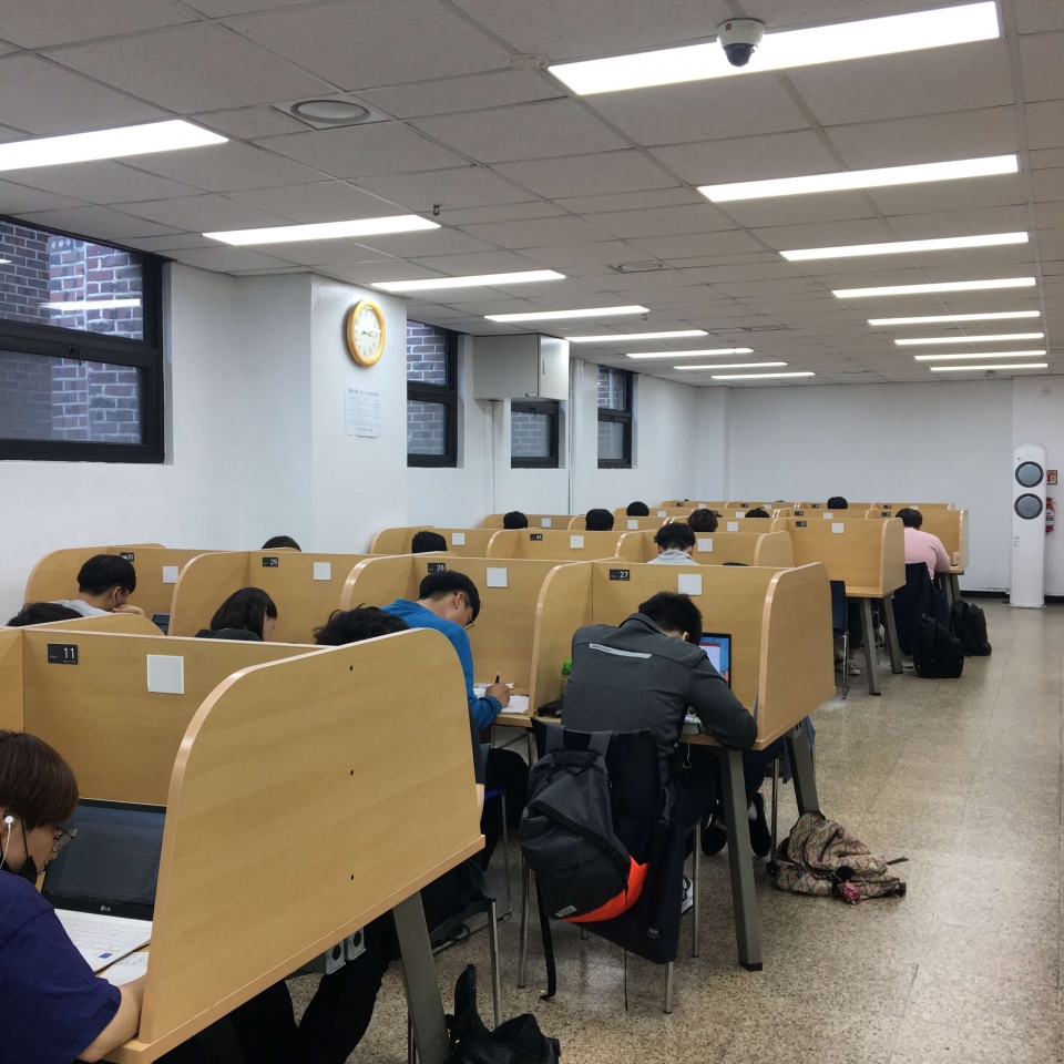 도서관 열람실 내부에서 학생들이 공부하는 모습이다.