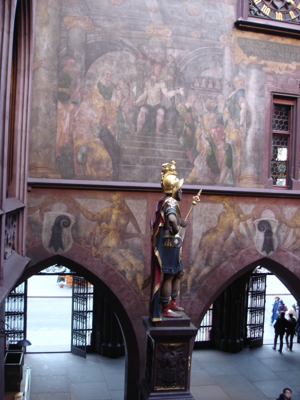 붉은 사암으로 건축된 바젤 시청사 내부는 수많은 프레스코화로 장식되어 있다.