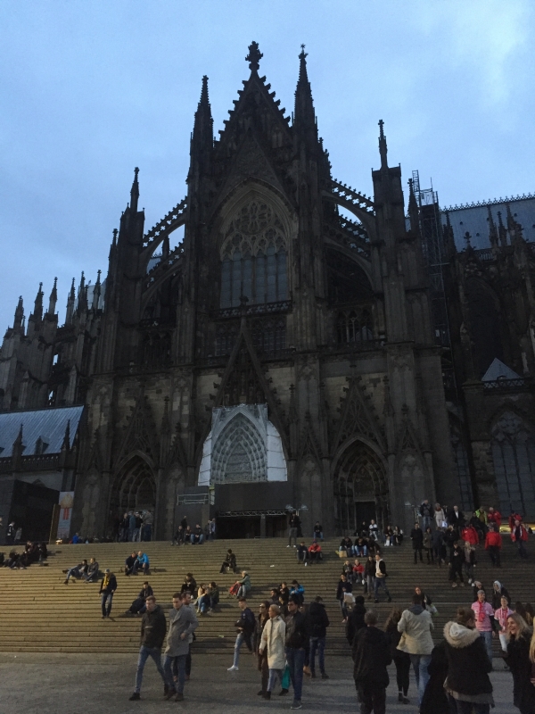 쾰른 대성당을 보기 위해 연간 600만 명 이상의 관광객이 찾아온다.<br>