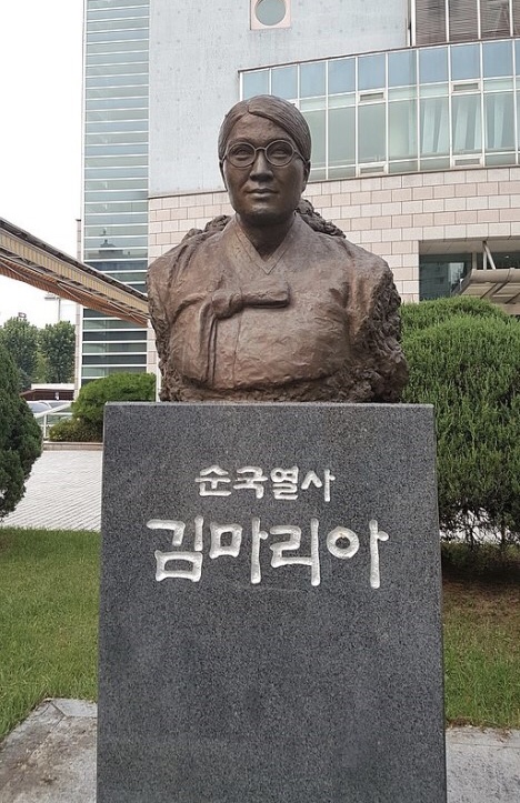 정신여중·고 안에 있는 김마리아 동상이다.