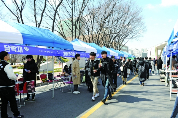 학생들이 지난 13일(수) 개최된 ‘동아리 박람회’를 구경하고 있다. 동아리 박람회는 지난 11일(월)부터 13일(수)까지 열렸다.