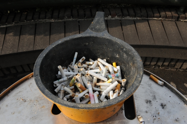 학생회관에서 숭덕경상관으로 내려가는 길에 설치된 흡연구역 쓰레기통.