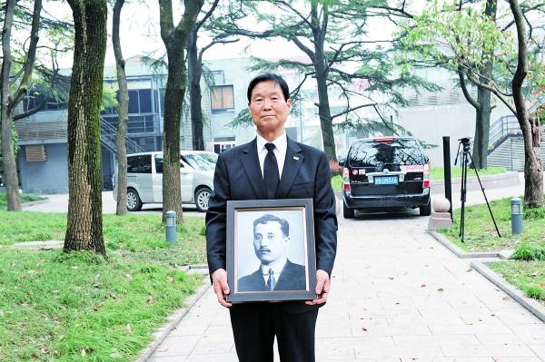 김태연 애국지사의 사진을 들고 있는 조관길 씨.<br>