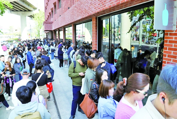 지난 3일(금) 오후 서울 성수동 ‘블루보틀’ 매장을 찾은 시민들이 매장 앞에 줄을 서 있다.