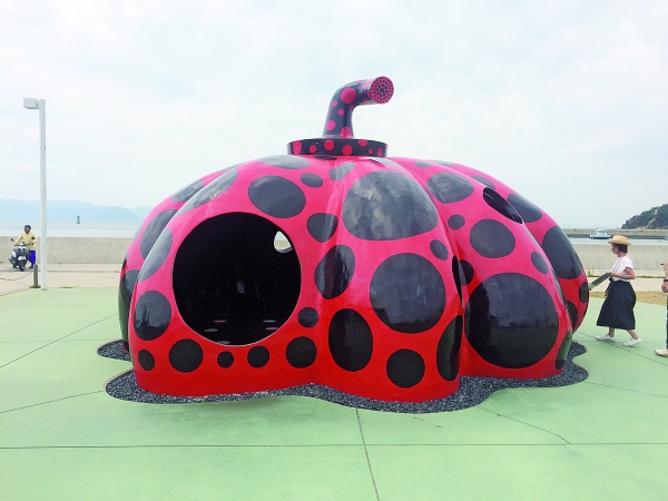 나오시마를 예술의 섬으로 만드는 쿠시마 야요이의 '빨간 호박'