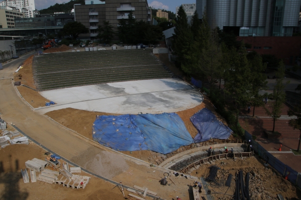 광장 공사가 진행되고 있다. 광장은 오는 15일(일) 완공될 예정이다.