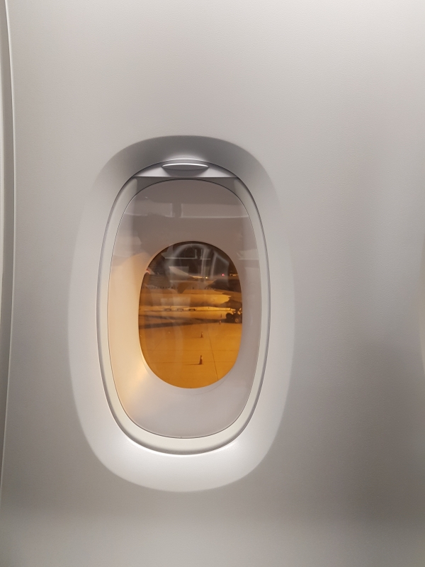 그림②: 둥근 모서리의 항공기 창문