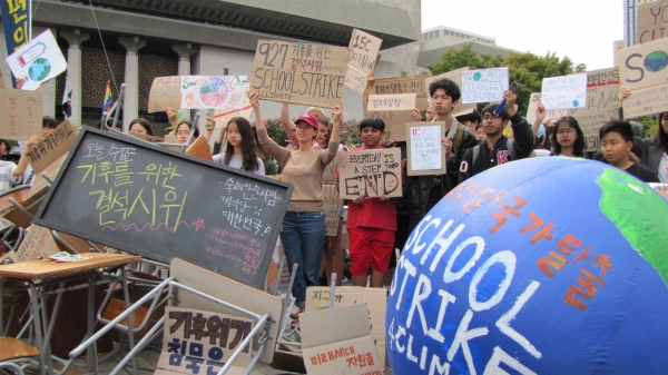 지난 27일(금) 기후를 위한 결석 시위에서 청소년 기후 행동 참석자들이 피켓을 들고 정부의 기후 대책을 촉구하고 있다.