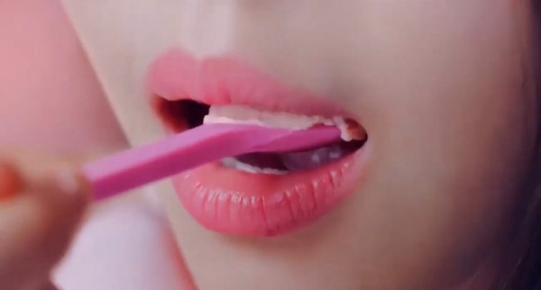 아동 모델의 입술을 클로즈업해 성적 대상화 논란이 된 ‘배스킨라빈스’의 광고 장면.