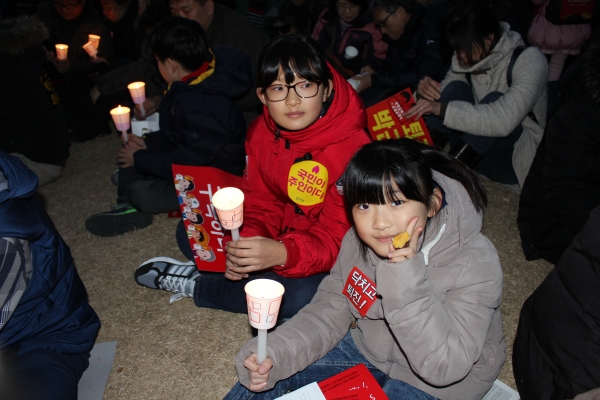 2016년 촛불집회에 가족과 함께 참석한 어린이.