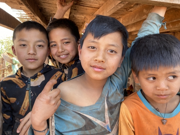 나에게 반가운 미소를 보내주었던 루앙남타 라후족 어린이들.