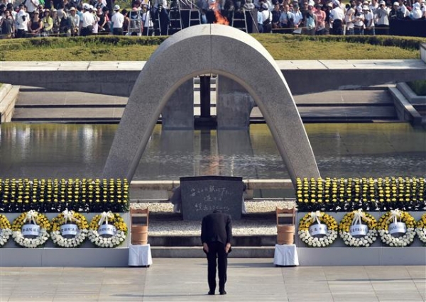 히로시마 평화기념 식전에 참배하는 아베 신조 일본 총리자료 : 한겨레신문
