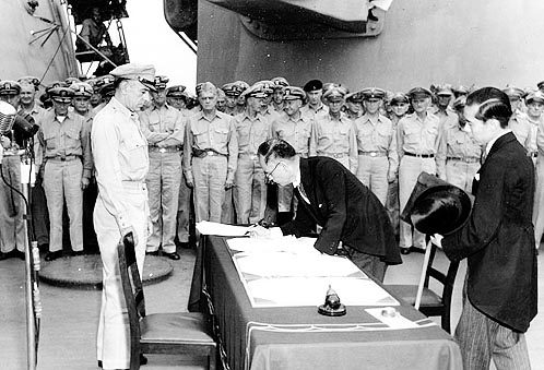 1945년 9월 2일 미주리호 함상에서 항복문서에 서명하는 시게미츠 마모루 외상.         자료: 한국일보