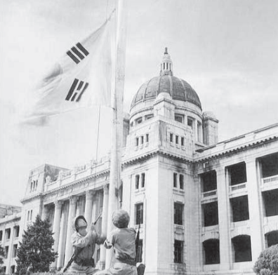 1950년 9월 27일 중앙청 앞에 태극기를 게양하는 해병대원.자료: 이데일리
