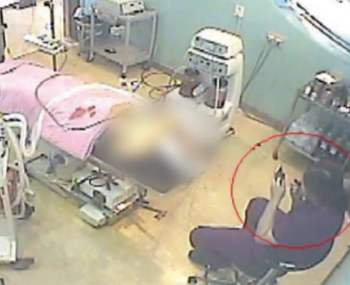 지난 2016년 한 성형외과에서 환자를 앞에 두고 간호조무사가 화장을 고치고 있는 CCTV 화면이다.