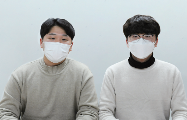 제62대 총학생회 송제경(통계·18) 총학생회장(좌)과 김혁진(전기·17) 부총학생회장(우)