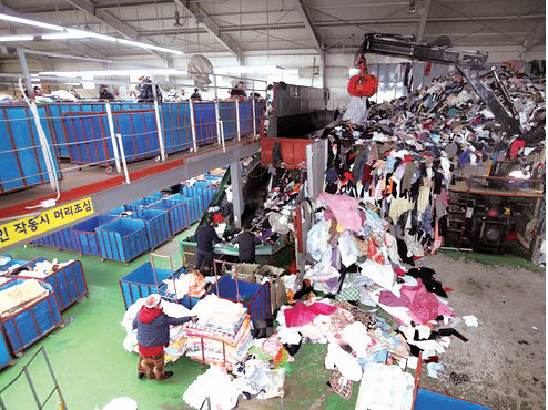 지난해 12월 21일(화) 경기도 광주시 오포읍에 위치한 헌옷수출업체 ‘유창트레이딩’에 중고 옷이 쌓여있다.