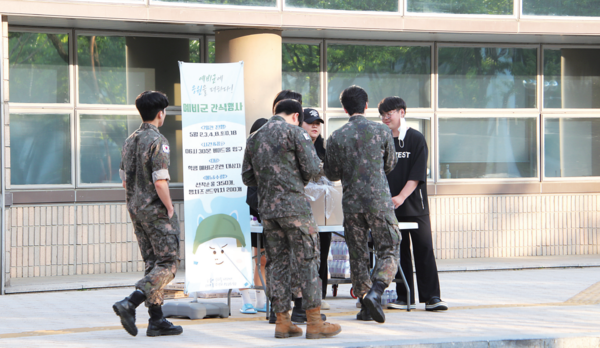 지난 10일(수) 아침 본교 베어드홀 앞에서 제63대 총학생회가 진행하는 예비군 훈련 간식행사 참가자들이 간식을 받는 모습이다.