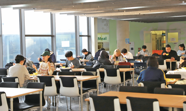 지난 15일(금) 아침 본교 학생회관 3층에 위치한 학생식당에서 본교 학생들이 ‘천원의 아침밥’을 먹고 있다. 본교는 천원의 아침밥을 지난 11일(월)부터 운영하고 있다.