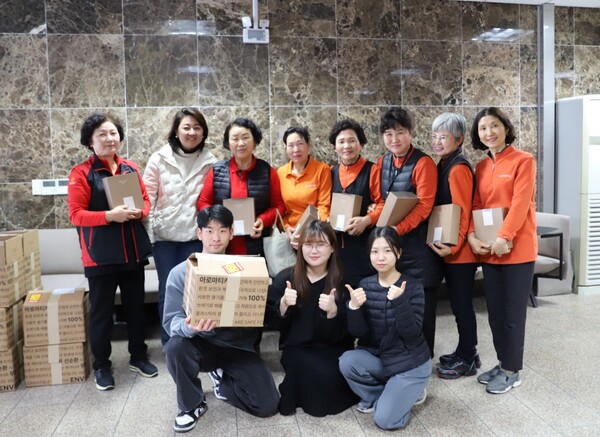 지난달 8일(목) CSR impact와 본교 베어드 봉 사단이 (주)미환개발 청소노동자에게 아로마티 카 제품을 전달했다.