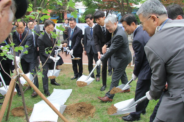 지난 11일(토) ‘서울숭실세움 70주년’을 기념하기 위해 본교 중앙분수대에서 식수 행사가 진행됐다. 본교 제15대 장범식 총장과 총동문회 문태현(법학·79) 총동문회장 등 행사 참석자들이 삽으로 흙을 뜨고 있다. 제공: 총동문회