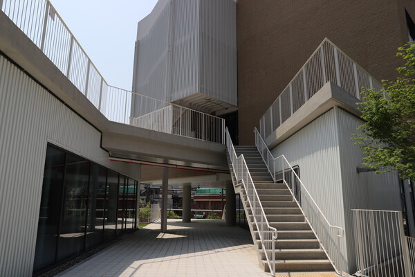 양녕 청년 공공임대주택 내 2층 뒷편이다. 맞은편에는 마을버스 정류장이  있다.