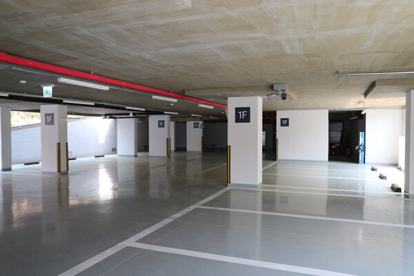 지하 1층과 지상 1층은 주차장으로 이용되고 총 49대 주차 가능하며 입주자 우선 주차 구역으로 활용될 예정이다.