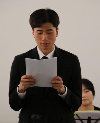 본교 인문대 황명연 학생회장이 박래전의 시를 낭독하고 있다.