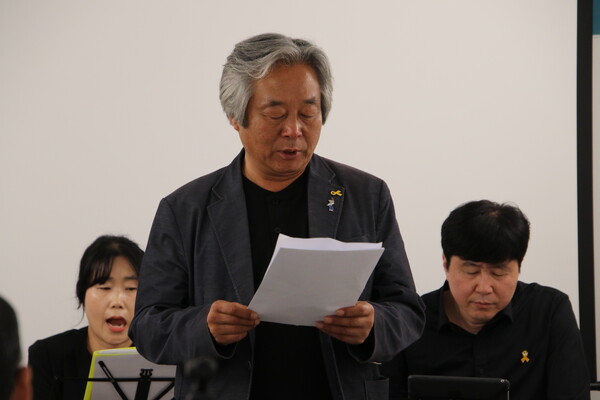 박래전 열사의 형 박래군 씨가 박래전의 시를 낭독하고 있다