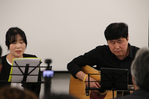 음악회에서 노래와 연주가 진행되고 있다.