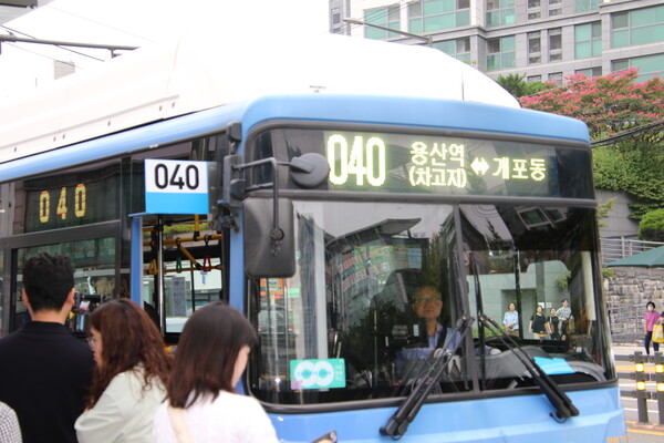 지난달 26일(월) 강남과 용산을 잇는 040번 버스 노선이 신설됐다. 해당 노선을 이용하는 구민들의 모습이다.