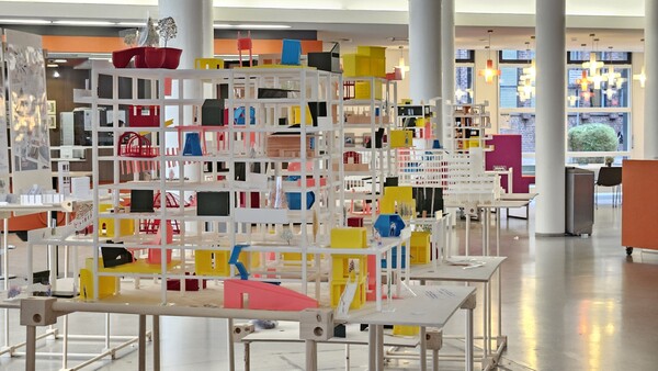 지난달 스페인과 네덜란드에서 졸업생, 재학생과 함께한 전시: “그 건축없이  건축하기 (Building Without That Architecture)"