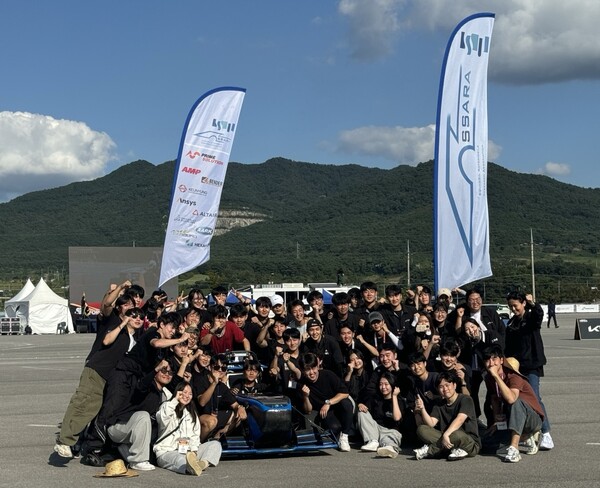 본교 기계공학부 자동차연구회 SSARA가 2024 FORMULA STUDENT KOREA 대학생 자작자동차 대회에서 단체 사진을 찍고 있다.