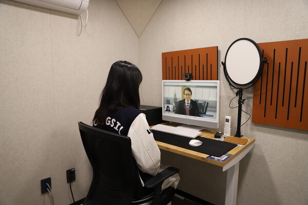 본지 기자가 AI 모의면접 체험 중인 모습이다. 원하는 직무 유형의 면접을 선택하고 피드백을 받을 수 있다.