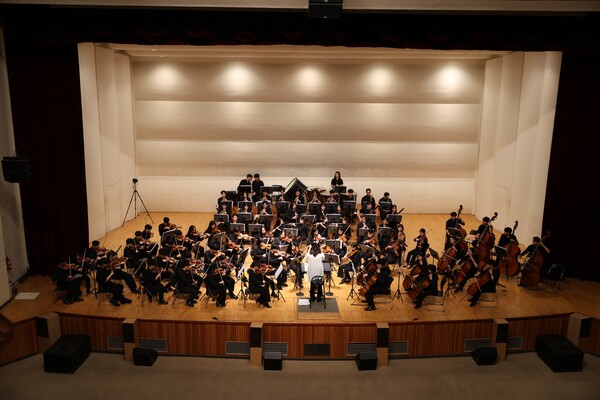 본교 관현악 동아리 아반도네즈 오케스트라가 제14회 정기연주회를 진행하고 있다.