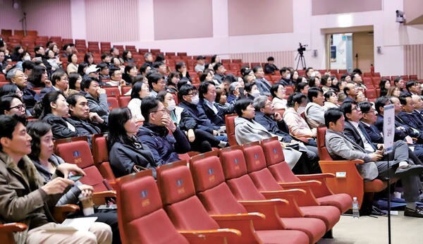 지난 5일(토) 본교 한경직기념관 대예배실에서 열린 자유전공학부 신입생 학부모 초청행사에서 학부모들이 경청하고 있는 모습이다. 이날 행사에서는 △총장 환영사 △교육 및 학사 장학제도 소개 △진로전문가 특강 등이 진행됐다.