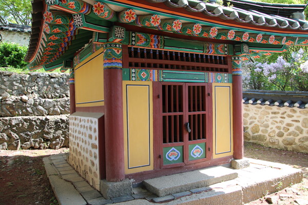 용흥궁 내부에 있는 잠저구기비각으로 철종이 살았던 옛 집임을 의미한다.