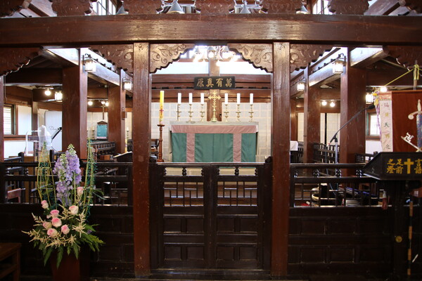 대한성공회 강화성당 내부다. 바실리카 양식으로 건축됐으며 동서양의 조화로움을 보여 준다.