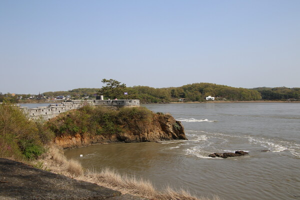 광성보에서 바라보는 강화해협이다. 물살이 좁고 거세 외세와 맞서는 요새였다.