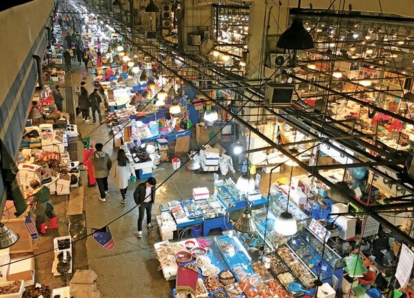 지난 2011년 노량진시장 입구에서 계단을 타고 내려간 모습이.