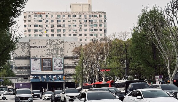 낙원삘딍 아래 붐비는 십자 교차로 모습이다.