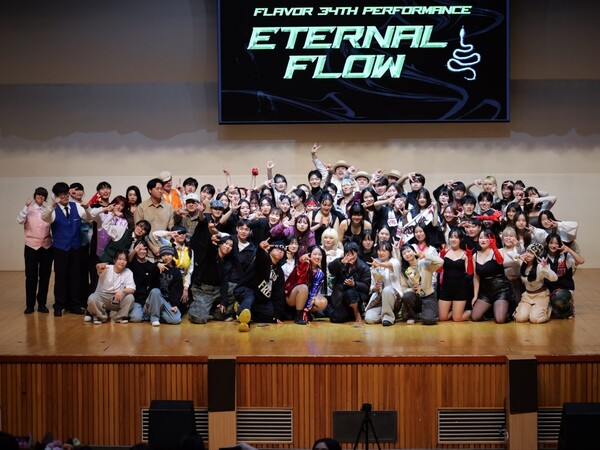 본교 중앙동아리 플레이버가 지난 1월 정기 공연이 끝나고 단체사진을 찍고 있다.