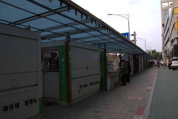 컵밥거리의 모습이다. 평일 낮임에도 약 10개의 매장 중 문을 연 가게가 3개뿐이었다.