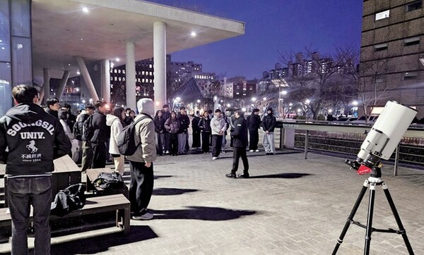 본교 중앙동아리 우주과학연구회가 학생회관 나무 데크에서 관측회를 진행하고 있다.