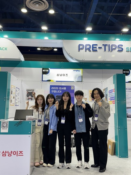 삼냥이즈 창업팀 멤버의 단체사진이다.