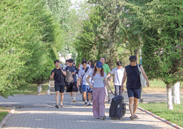 지난달 12일(토) 오시기술대학교에 도착한 단원들이 짐을 옮기고 있다.