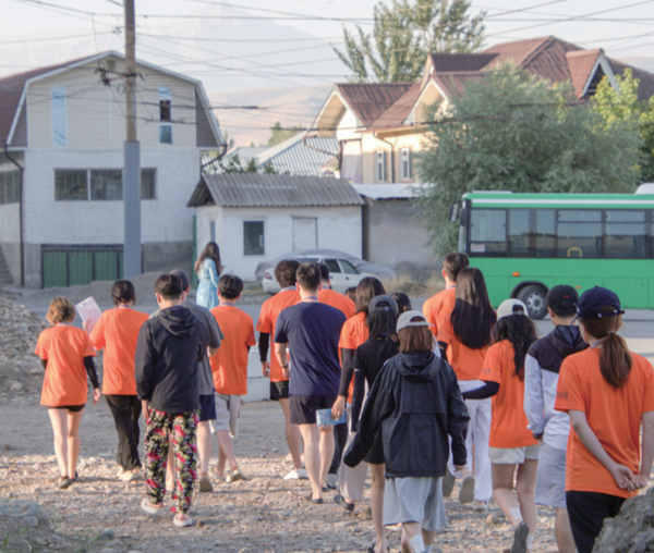 봉사 단원들이 기상 후 아침 산책을 마치고 기숙사로 돌아가고 있다. 단원들은 △산책 △태권도 △체조 등의 간단한 운동으로 아침을 맞이했다.