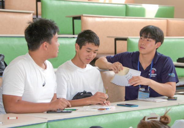 단원들이 오시1 세종학당 학생들과 부채 만들기 활동을 진행하고 있다.