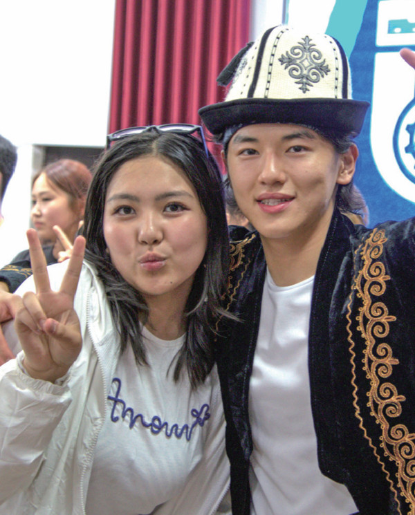 단원들과 학생들이 모든 문화공연을 마친 후 모여 사진을 남기고 있다. 학생들은 직접 준비한 키르기스스탄 전통 복식 ‘엘레첵’을 단원들에게 빌려주기도 했다.