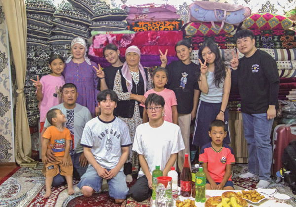 단원들이 홈스테이로 방문한 학생의 집에서 가족들과 함께 사진을 찍고 있다. 키르기스스탄은 손님을 ‘신이 주신 선물’이라고 부를 정도로 융숭하게 대접하는 문화가 있다.